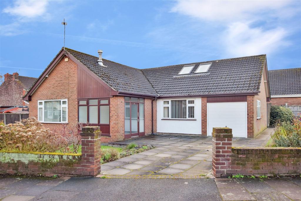 Clarence Avenue, Farnworth, Widnes 3 bed detached bungalow - £360,000