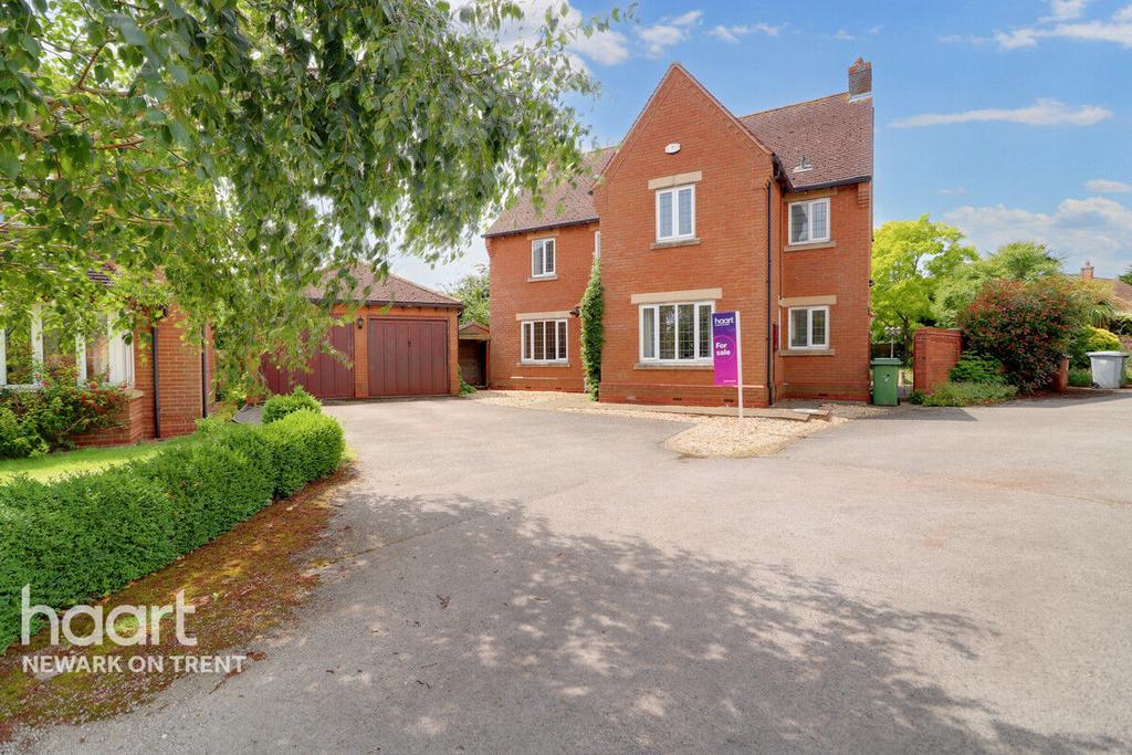 Manor House Drive, Newark 4 bed detached house for sale £400,000