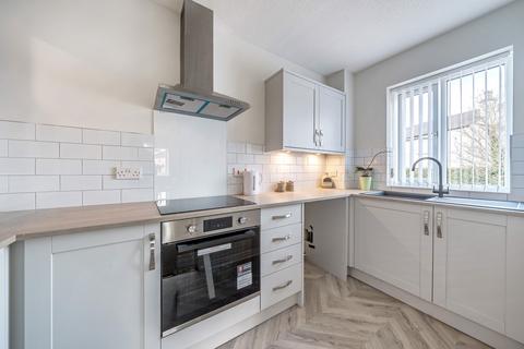 2 bedroom flat for sale - Lawrence Court, Pudsey, West Yorkshire, LS28