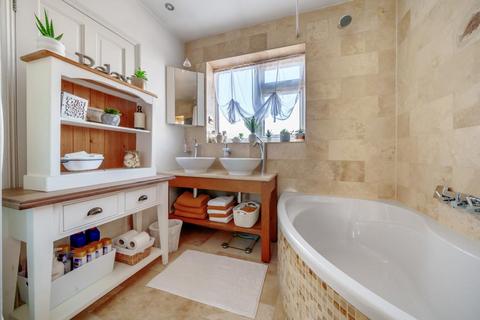 30 Kinross Drive, Sunbury-on-thames, TW16 7JU