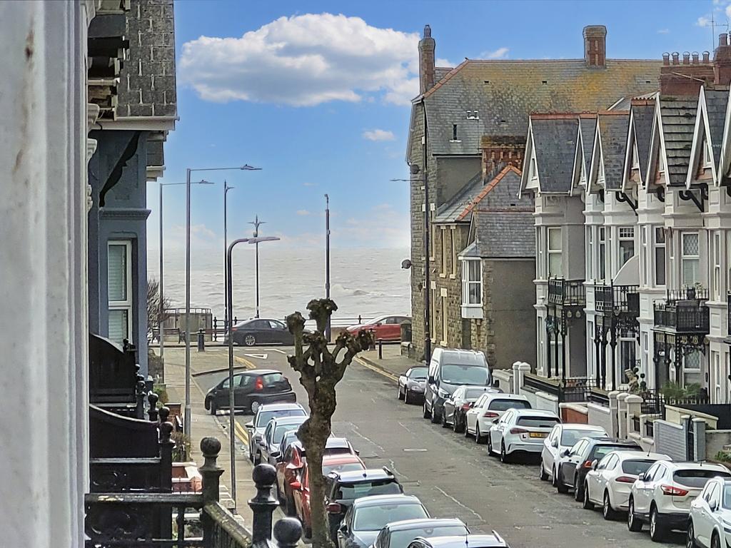 ESPLANADE AVENUE, PORTHCAWL, CF36 3YS 5 bed terraced house £460,000