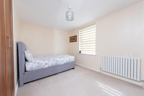 3 bedroom semi-detached house to rent, Somerset Road, Farnborough, GU14