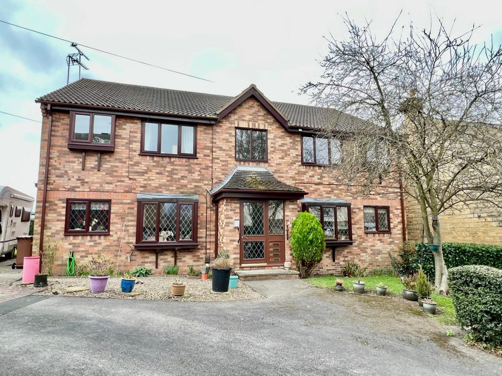 Wetherby, The Moorlands, LS22 2 bed flat for sale £175,000