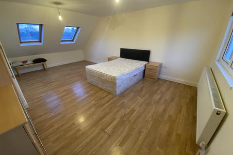 undefined, Hanworth Road, HOUNSLOW, Greater London, TW4