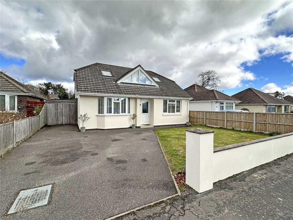 Longfield Road, Hordle, Lymington, Hampshire, SO41 3 bed bungalow for