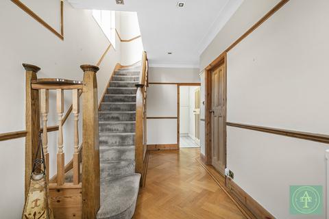 16 Raith Avenue, London, N14 7DU