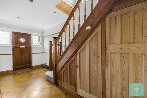 16 Raith Avenue, London, N14 7DU