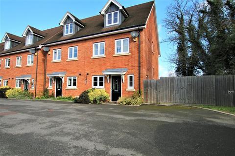 3 bedroom semi-detached house to rent, Slough