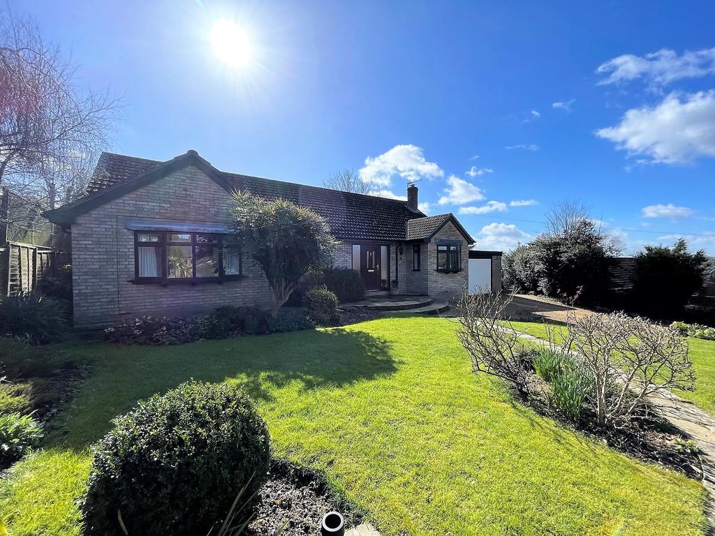Frog Lane, Upper Boddington, NN11 6DJ 3 bed detached bungalow £500,000