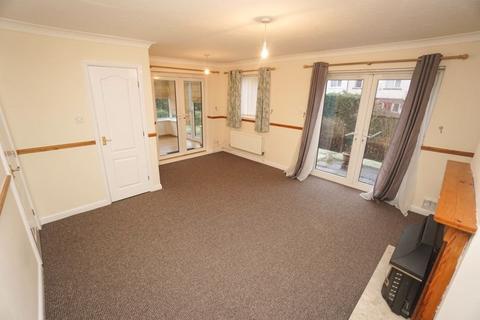 3 bedroom semi-detached house to rent, Greenstone Avenue, Horwich