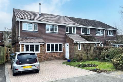 4 bedroom semi-detached house to rent, Farm Close, Henfield