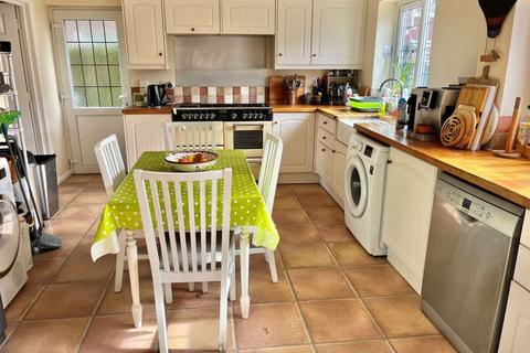4 bedroom property to rent, Farm Close, Henfield