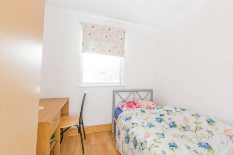 5 Moore Walk, London, E7 0HY
