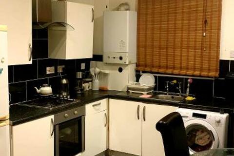 2 bedroom terraced house to rent, Pink Bank Lane, Manchester M12