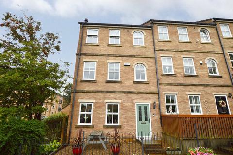 4 bedroom end of terrace house for sale - Lawson Court, Farsley, Pudsey, West Yorkshire