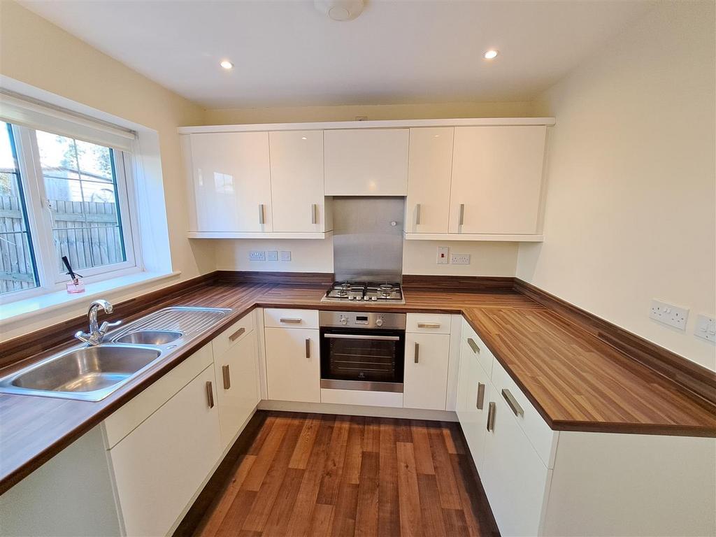 Heritage Way, Llanymynech, 3 bed semidetached house £700 pcm (£162 pw)