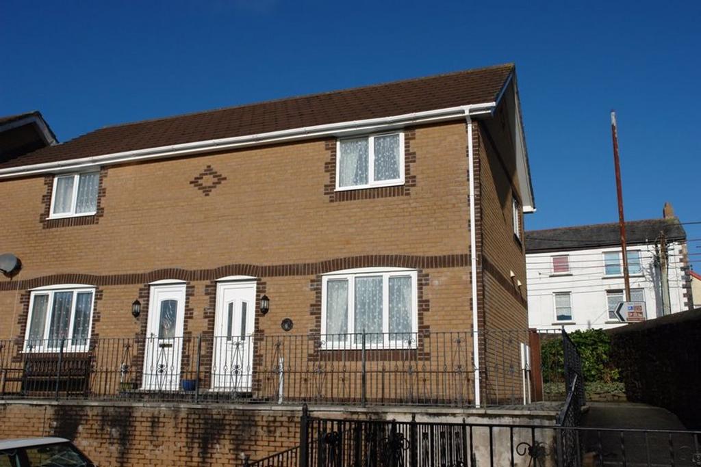 Cavalier Court, Great Torrington, Devon 2 bed house £675 pcm (£156 pw)