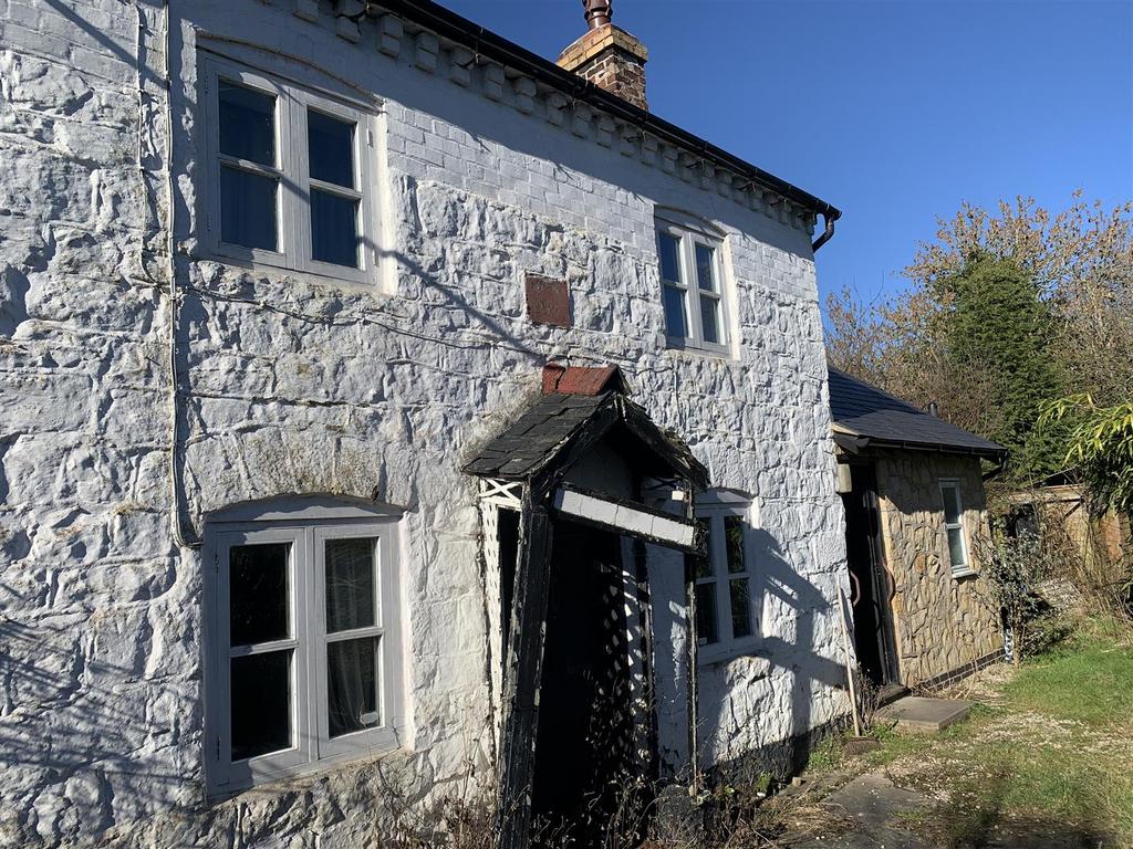 Maesbury Marsh, Oswestry, SY10 8JA 2 bed detached house £125,000
