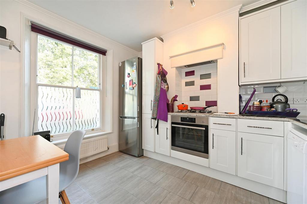 Franklin Place, Chichester 2 bed house £1,350 pcm (£312 pw)