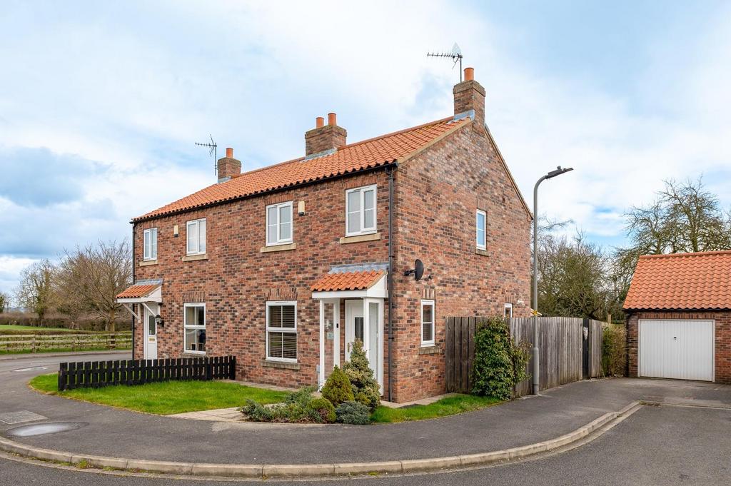 Meadowfield Close, Swinton, Malton 3 bed house £280,000