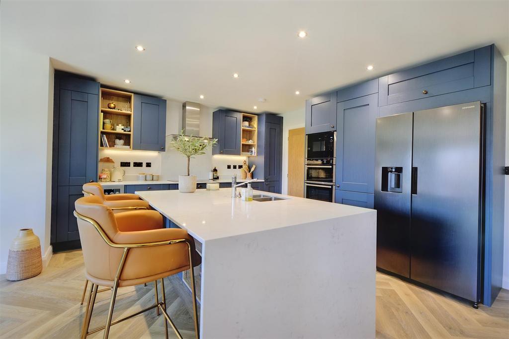 Kitchen 2.jpeg