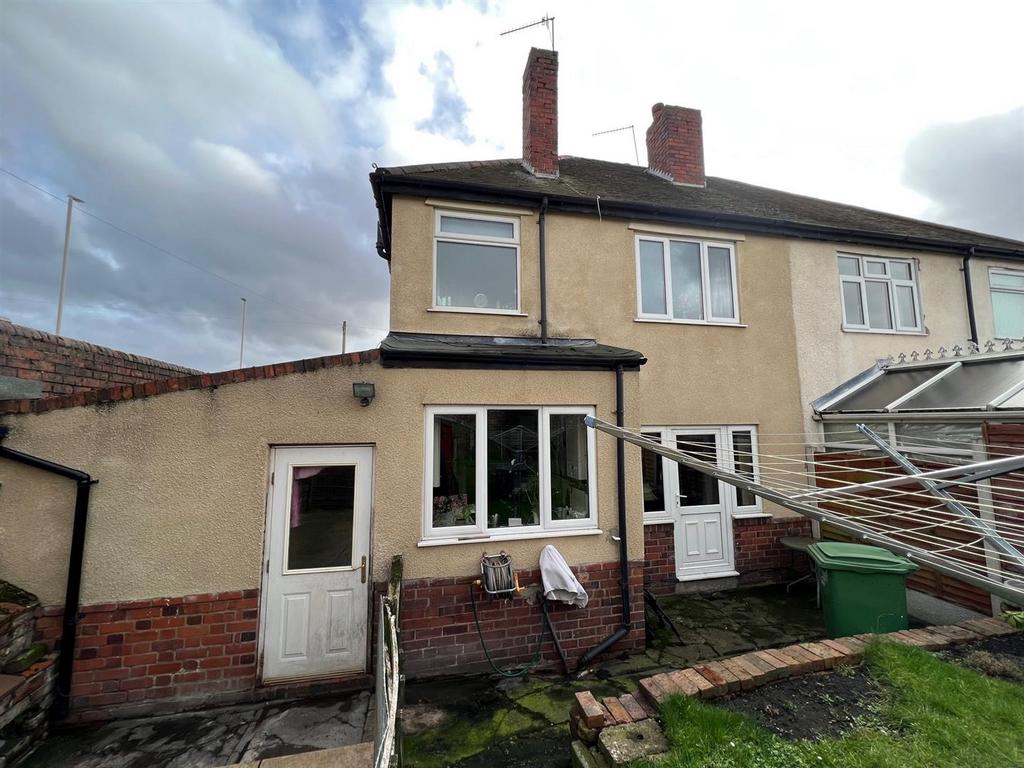 Brettell Lane, Stourbridge, DY8 4BG 3 bed semidetached house £200,000