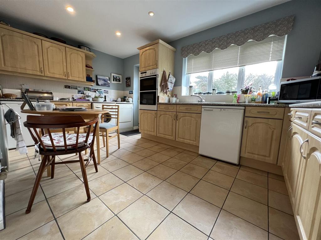 Hillcrest, Ellesmere. 4 bed detached house £295,000