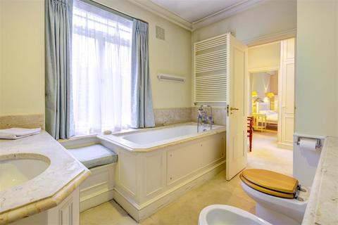 7 Redington Gardens, London, NW3 7RU