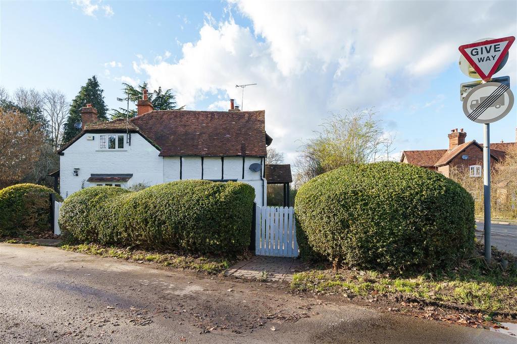 Ockham Road North, Ockham, 1 bed semidetached house £498 pcm (£115 pw)