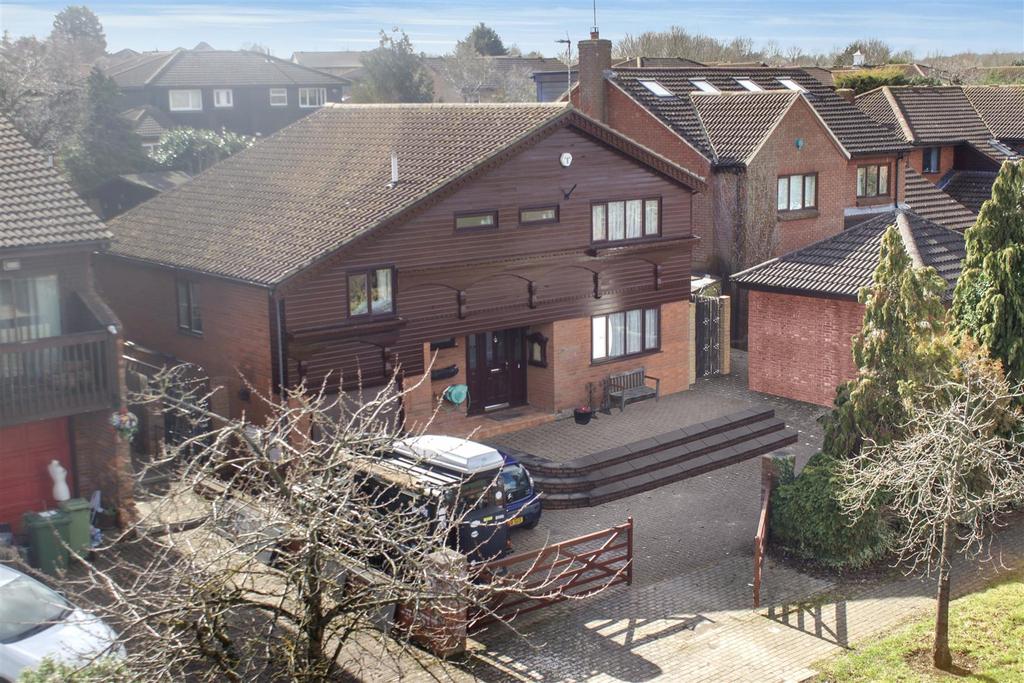 Colesbourne Drive, Downhead Park, Milton Keynes 4 bed detached house