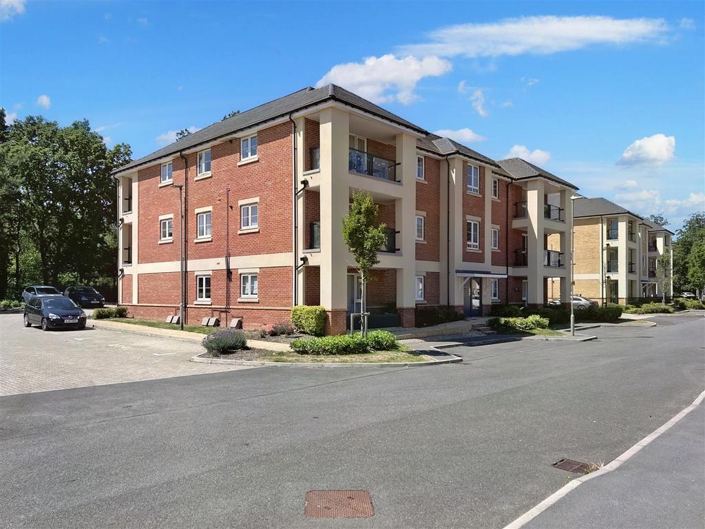 Hurst Avenue, Blackwater, Camberley 2 bed apartment for sale £293,950