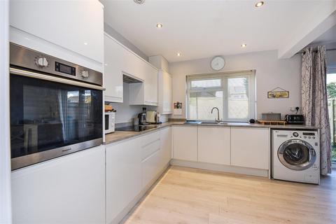 1 Avon Crescent, Romsey, SO51 5PX