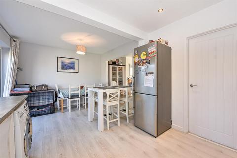 1 Avon Crescent, Romsey, SO51 5PX