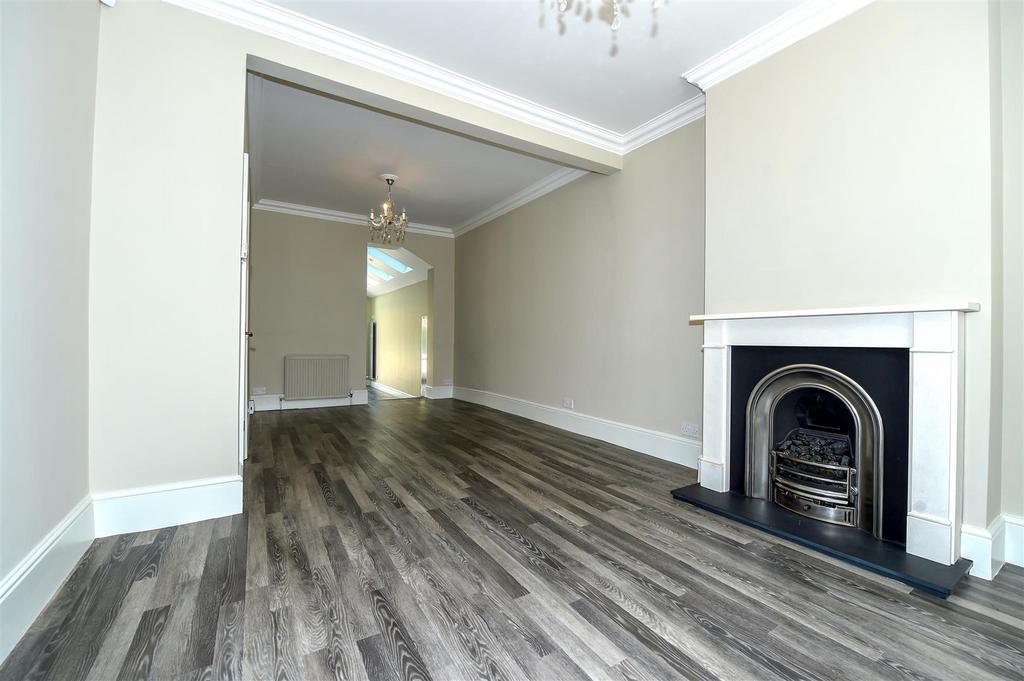 Grove Road, Windsor 4 bed house £3,250 pcm (£750 pw)