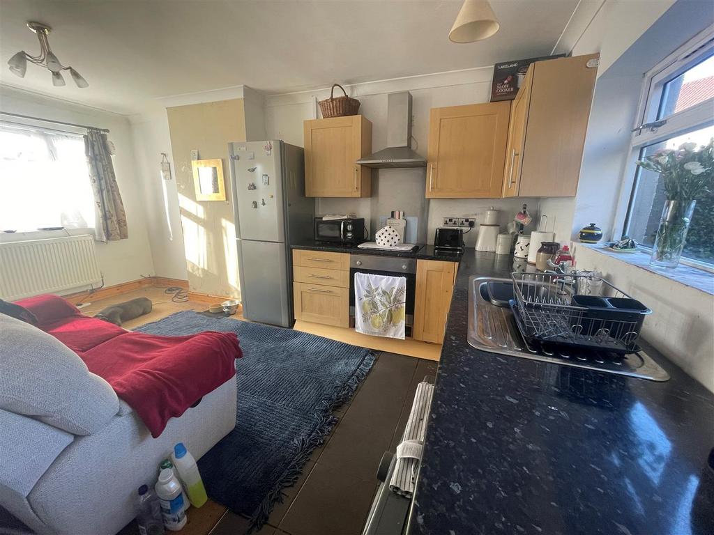 Tir Capel, Llanelli 3 bed semidetached house £127,500