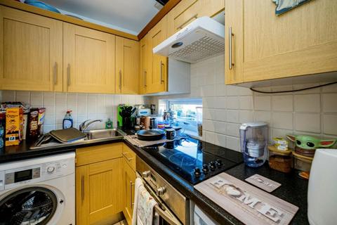 1 bedroom flat for sale - Cobb Close, Datchet, Slough, Berkshire, SL3 9QU