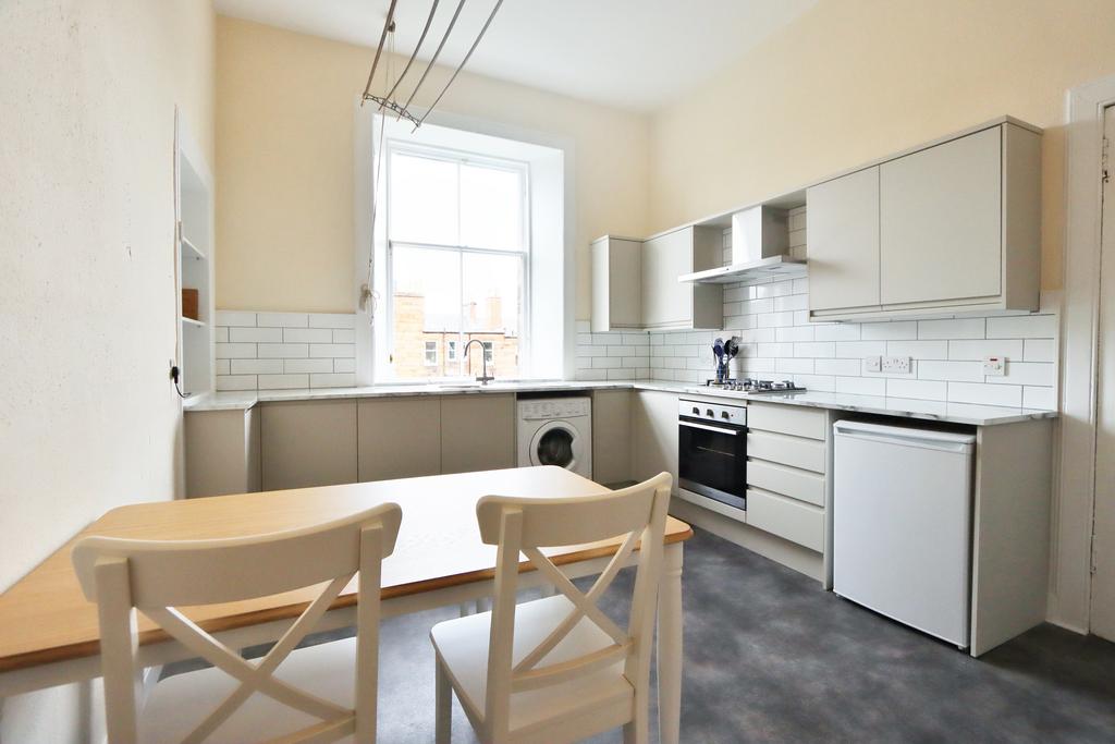Kitchen/dining/living area