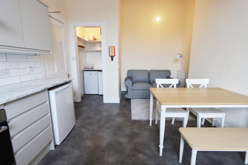 Kitchen/dining/living area