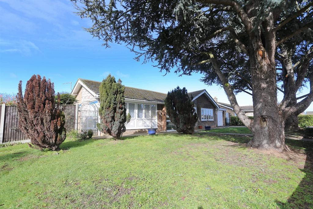 De Carle Smith Road, Acle, Norwich, NR13 3 bed detached bungalow for