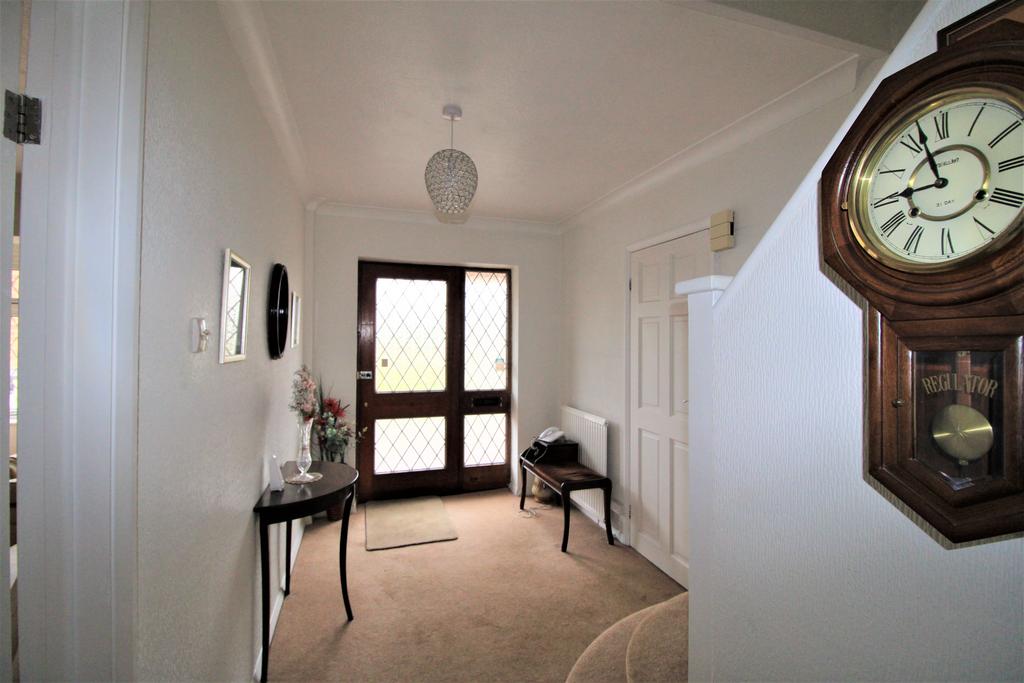 Avon Road, Upminster RM14 3 bed semidetached house for sale £700,000