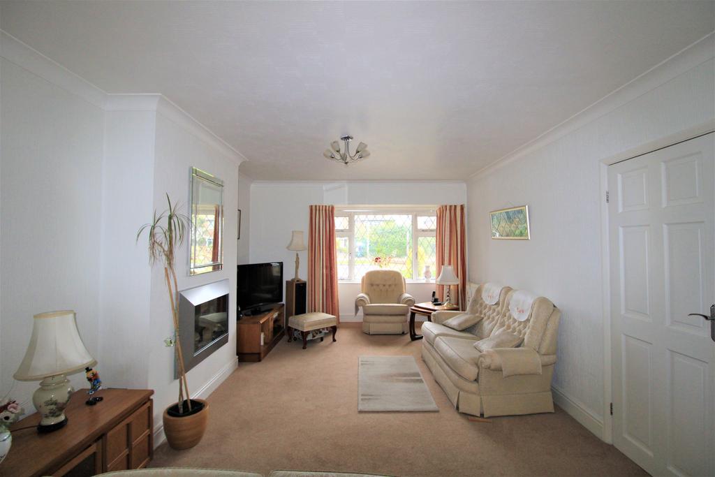 Avon Road, Upminster RM14 3 bed semidetached house for sale £700,000