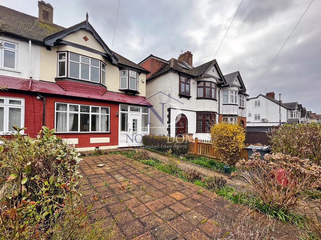 3 bedroom end of terrace house in isleworth