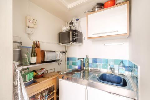 Studio to rent, Queens Crescent, Kentish Town, NW5