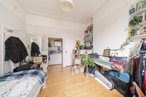 Studio to rent, Queens Crescent, Kentish Town, NW5