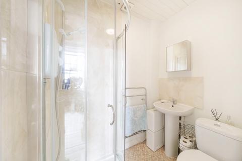 Studio to rent, Queens Crescent, Kentish Town, NW5