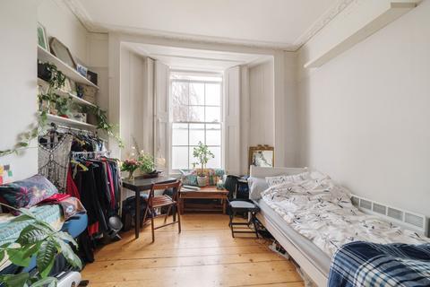 Studio to rent, Queens Crescent, Kentish Town, NW5