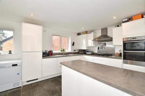 6 Dobson Close, Leybourne, West Malling, ME19 5SQ