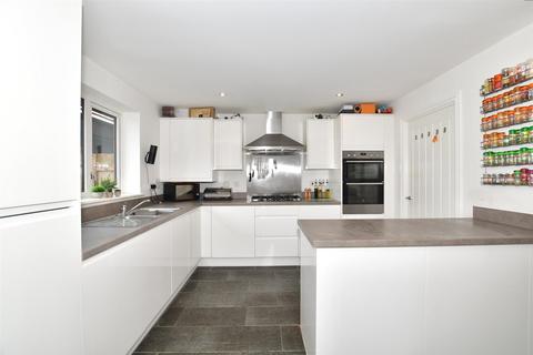 6 Dobson Close, Leybourne, West Malling, ME19 5SQ