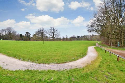 6 Dobson Close, Leybourne, West Malling, ME19 5SQ