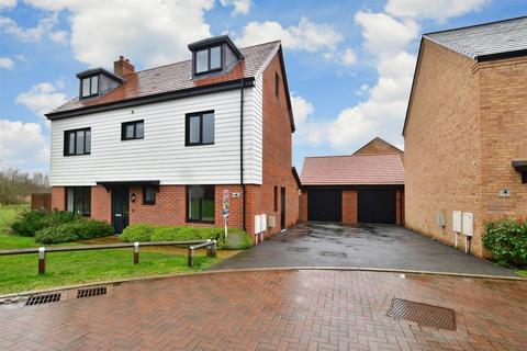 6 Dobson Close, Leybourne, West Malling, ME19 5SQ